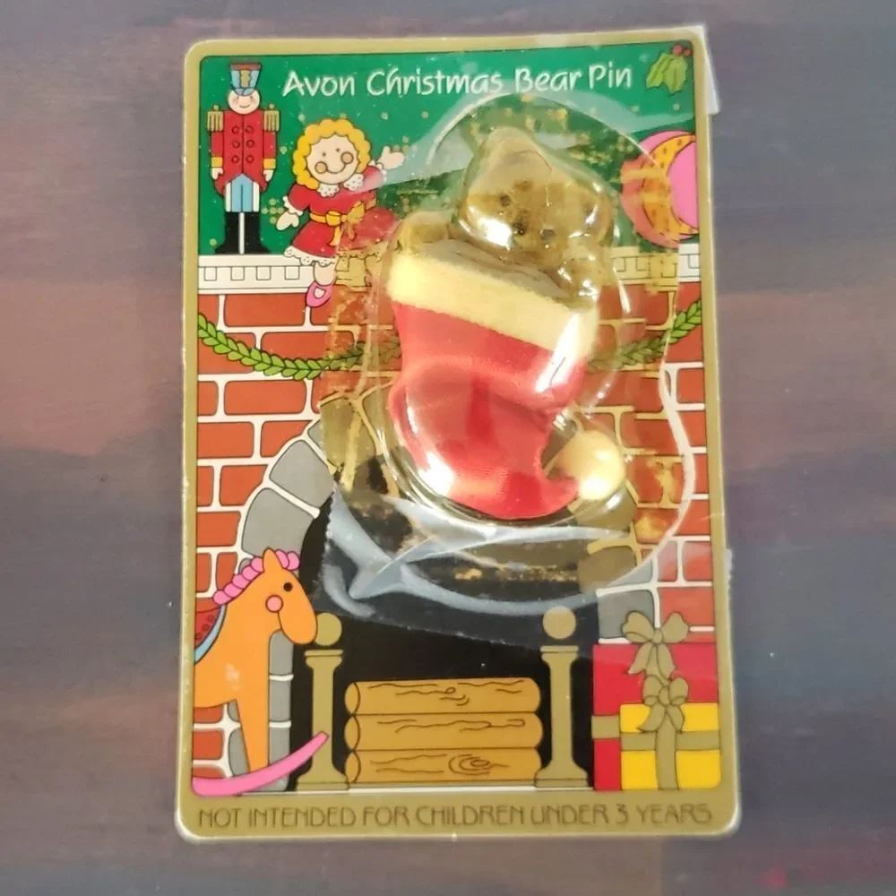 Adorable Vintage Avon Christmas Bear Pin 1984